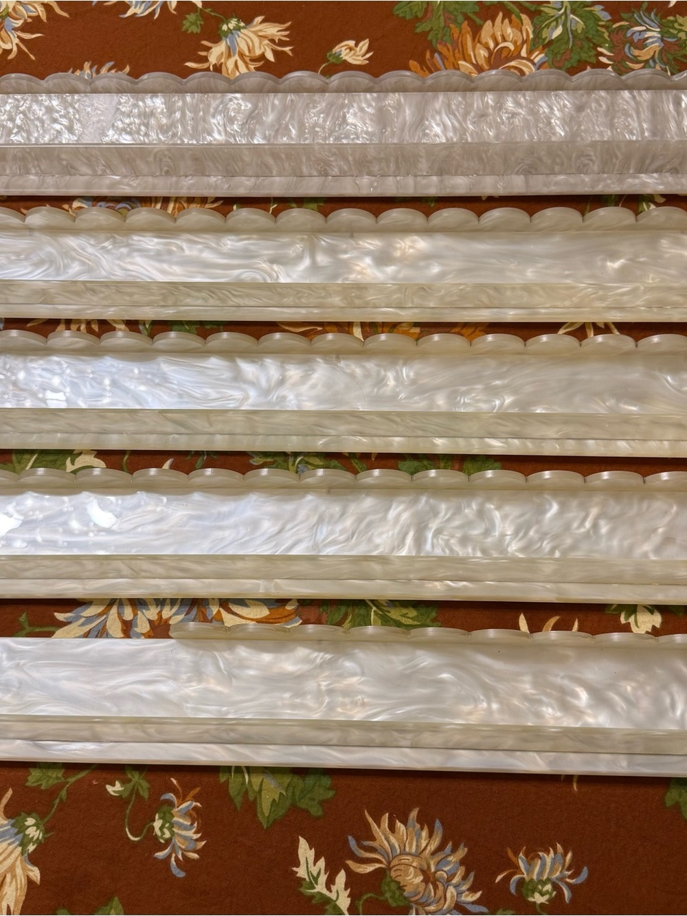 20” Mahjong racks magnetic Pearlescent White Scalloped one pusher broken see pic